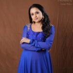 Suma Kanakala Instagram – Not those Monday Blues 💙
Styled by @officialanahita
Collaboration with
Outfit @bytarunisrigiri
Jewellery @adornablesbysonalimehra
Makeup @madhu_derangula
Hair @malla_reddy_hairstylist
Photography @valmikiramuphotography
#suma #anchorsuma #sumakanakala #anchorsumakanakala #monday #mondaymood