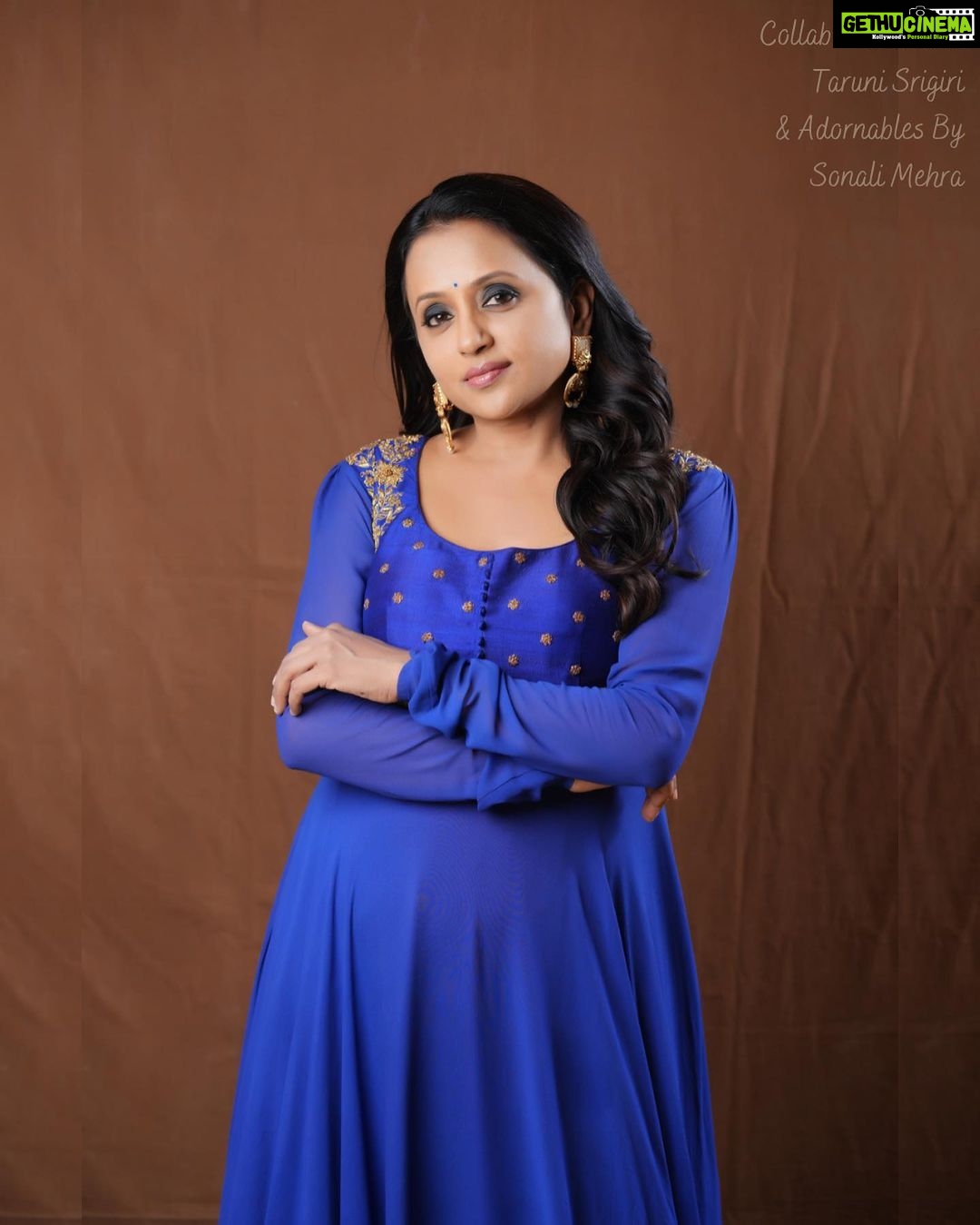Suma Kanakala Instagram - Not those Monday Blues 💙 Styled by @officialanahita Collaboration with Outfit @bytarunisrigiri Jewellery @adornablesbysonalimehra Makeup @madhu_derangula Hair @malla_reddy_hairstylist Photography @valmikiramuphotography #suma #anchorsuma #sumakanakala #anchorsumakanakala #monday #mondaymood