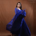 Suma Kanakala Instagram – Not those Monday Blues 💙
Styled by @officialanahita
Collaboration with
Outfit @bytarunisrigiri
Jewellery @adornablesbysonalimehra
Makeup @madhu_derangula
Hair @malla_reddy_hairstylist
Photography @valmikiramuphotography
#suma #anchorsuma #sumakanakala #anchorsumakanakala #monday #mondaymood