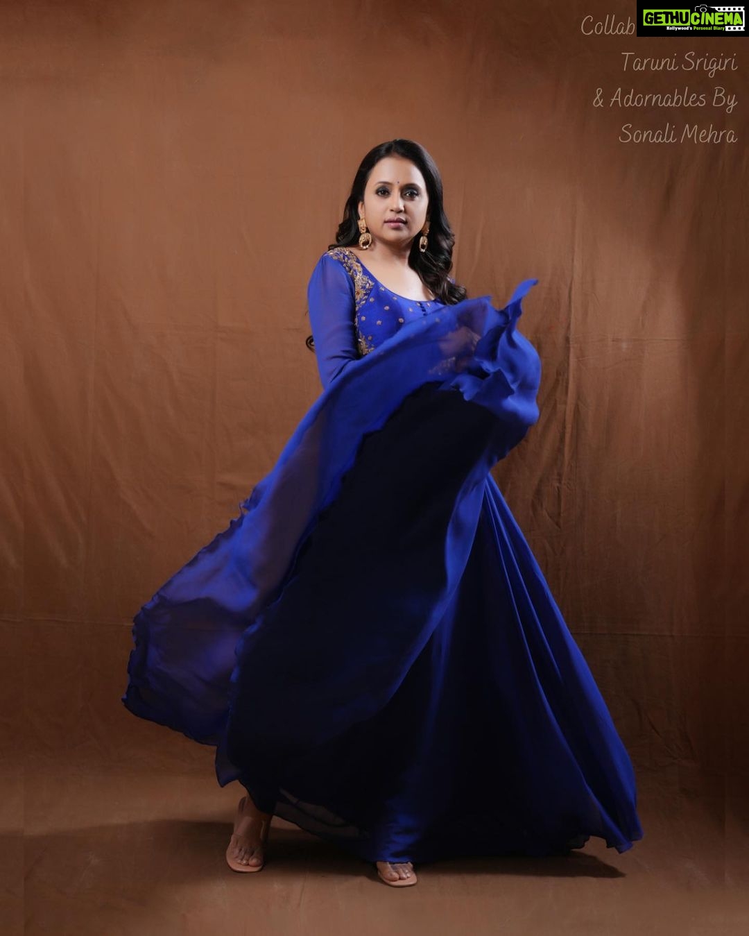 Suma Kanakala Instagram - Not those Monday Blues 💙 Styled by @officialanahita Collaboration with Outfit @bytarunisrigiri Jewellery @adornablesbysonalimehra Makeup @madhu_derangula Hair @malla_reddy_hairstylist Photography @valmikiramuphotography #suma #anchorsuma #sumakanakala #anchorsumakanakala #monday #mondaymood