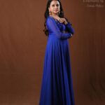Suma Kanakala Instagram – Not those Monday Blues 💙
Styled by @officialanahita
Collaboration with
Outfit @bytarunisrigiri
Jewellery @adornablesbysonalimehra
Makeup @madhu_derangula
Hair @malla_reddy_hairstylist
Photography @valmikiramuphotography
#suma #anchorsuma #sumakanakala #anchorsumakanakala #monday #mondaymood