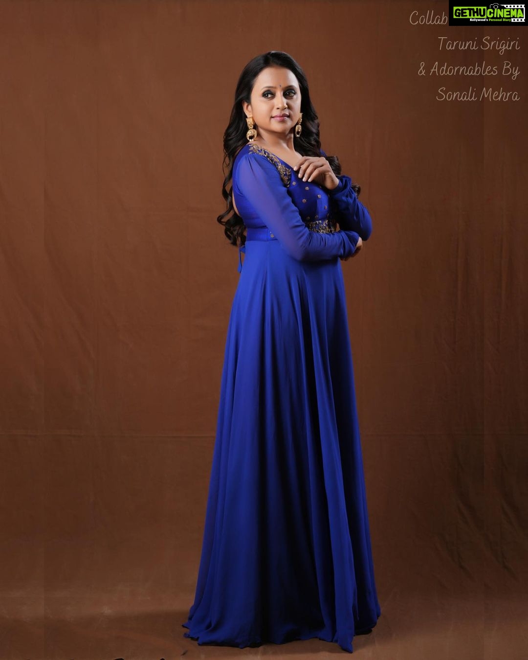 Suma Kanakala Instagram - Not those Monday Blues 💙 Styled by @officialanahita Collaboration with Outfit @bytarunisrigiri Jewellery @adornablesbysonalimehra Makeup @madhu_derangula Hair @malla_reddy_hairstylist Photography @valmikiramuphotography #suma #anchorsuma #sumakanakala #anchorsumakanakala #monday #mondaymood