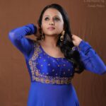 Suma Kanakala Instagram – Not those Monday Blues 💙
Styled by @officialanahita
Collaboration with
Outfit @bytarunisrigiri
Jewellery @adornablesbysonalimehra
Makeup @madhu_derangula
Hair @malla_reddy_hairstylist
Photography @valmikiramuphotography
#suma #anchorsuma #sumakanakala #anchorsumakanakala #monday #mondaymood