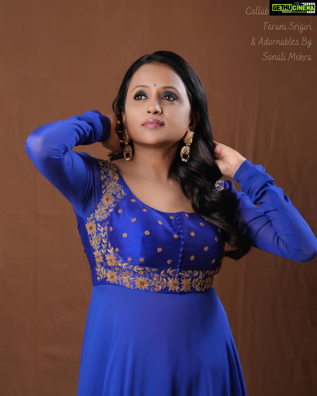 Suma Kanakala Instagram - Not those Monday Blues 💙 Styled by @officialanahita Collaboration with Outfit @bytarunisrigiri Jewellery @adornablesbysonalimehra Makeup @madhu_derangula Hair @malla_reddy_hairstylist Photography @valmikiramuphotography #suma #anchorsuma #sumakanakala #anchorsumakanakala #monday #mondaymood