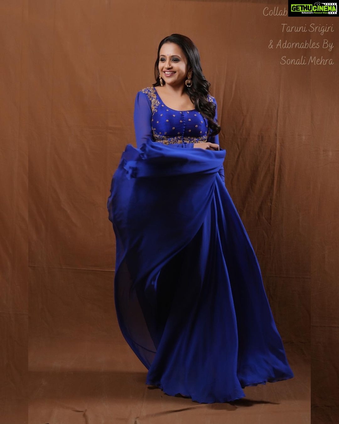Suma Kanakala Instagram - Not those Monday Blues 💙 Styled by @officialanahita Collaboration with Outfit @bytarunisrigiri Jewellery @adornablesbysonalimehra Makeup @madhu_derangula Hair @malla_reddy_hairstylist Photography @valmikiramuphotography #suma #anchorsuma #sumakanakala #anchorsumakanakala #monday #mondaymood