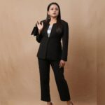 Suma Kanakala Instagram – 🖤
Styled by @officialanahita
Makeup @madhu_derangula
Hair @malla_reddy_hairstylist
Photography @valmikiramuphotography
#suma #sumakanakala #anchorsuma #anchorsumakanakala #spy