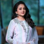 Suma Kanakala Instagram - 🤍 Styled by @stylebyannapurna Collaboration with Outfit @anushareddy.couture Jewellery @thetrinkaholic Makeup @emraanartistry Photography @stories_by_challachandu #sumakanakala #suma #anchorsuma #saturday #anchorsumakanakala