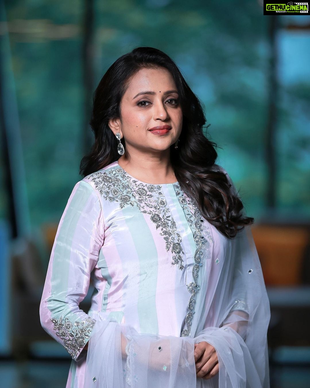 Suma Kanakala Instagram - š¤ Styled by @stylebyannapurna Collaboration with Outfit @anushareddy.couture Jewellery @thetrinkaholic Makeup @emraanartistry Photography @stories_by_challachandu #sumakanakala #suma #anchorsuma #saturday #anchorsumakanakala