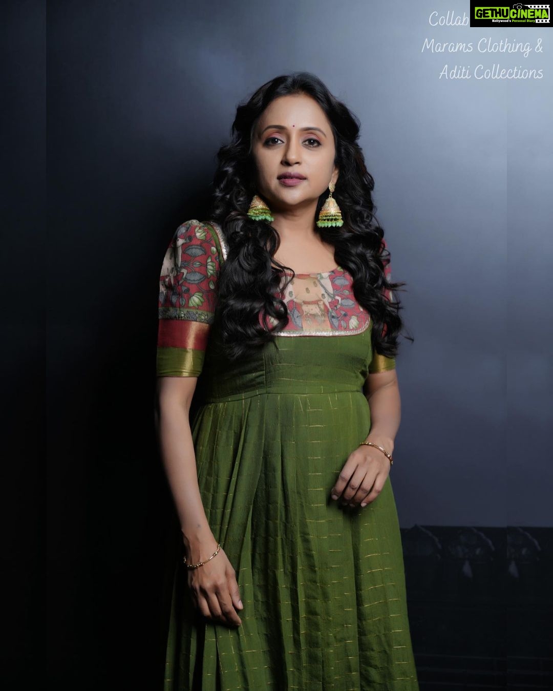 Suma Kanakala Instagram - 💚 Styled by @emraanartistry Collaboration with Outfit @maramsclothing_official Jewellery @aditi_collection Makeup @madhu_derangula Hair @malla_reddy_hairstylist Photography @valmikiramuphotography #sumakanakala #suma #anchorsuma #anchorsumakanakala #monday