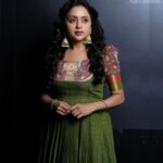 Suma Kanakala Instagram - 💚 Styled by @emraanartistry Collaboration with Outfit @maramsclothing_official Jewellery @aditi_collection Makeup @madhu_derangula Hair @malla_reddy_hairstylist Photography @valmikiramuphotography #sumakanakala #suma #anchorsuma #anchorsumakanakala #monday