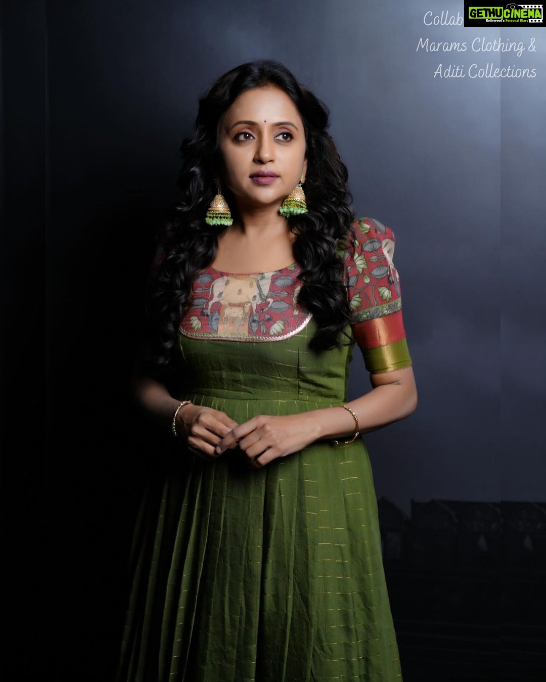 Suma Kanakala Instagram - 💚 Styled by @emraanartistry Collaboration with Outfit @maramsclothing_official Jewellery @aditi_collection Makeup @madhu_derangula Hair @malla_reddy_hairstylist Photography @valmikiramuphotography #sumakanakala #suma #anchorsuma #anchorsumakanakala #monday