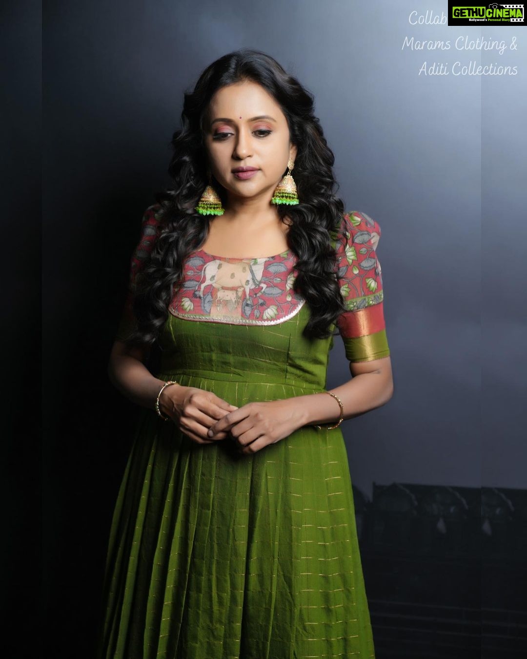 Suma Kanakala Instagram - 💚 Styled by @emraanartistry Collaboration with Outfit @maramsclothing_official Jewellery @aditi_collection Makeup @madhu_derangula Hair @malla_reddy_hairstylist Photography @valmikiramuphotography #sumakanakala #suma #anchorsuma #anchorsumakanakala #monday
