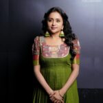 Suma Kanakala Instagram - 💚 Styled by @emraanartistry Collaboration with Outfit @maramsclothing_official Jewellery @aditi_collection Makeup @madhu_derangula Hair @malla_reddy_hairstylist Photography @valmikiramuphotography #sumakanakala #suma #anchorsuma #anchorsumakanakala #monday