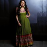 Suma Kanakala Instagram – 💚

Styled by @emraanartistry 

Collaboration with 
Outfit @maramsclothing_official 
Jewellery @aditi_collection 

Makeup @madhu_derangula 
Hair @malla_reddy_hairstylist 

Photography @valmikiramuphotography 

#sumakanakala #suma #anchorsuma #anchorsumakanakala #monday