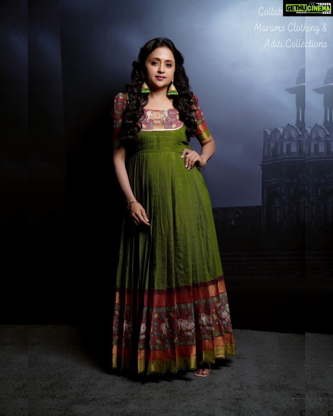 Suma Kanakala Instagram - 💚 Styled by @emraanartistry Collaboration with Outfit @maramsclothing_official Jewellery @aditi_collection Makeup @madhu_derangula Hair @malla_reddy_hairstylist Photography @valmikiramuphotography #sumakanakala #suma #anchorsuma #anchorsumakanakala #monday