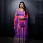 Suma Kanakala Instagram - 💜💖 Styled by @emraanartistry Collaboration with Outfit @maramsclothing_official Jewellery @aditi_collection Makeup @madhu_derangula Hair @malla_reddy_hairstylist Photography @valmikiramuphotography #sumakanakala #anchorsuma #anchorsumakanakala #suma #saturday