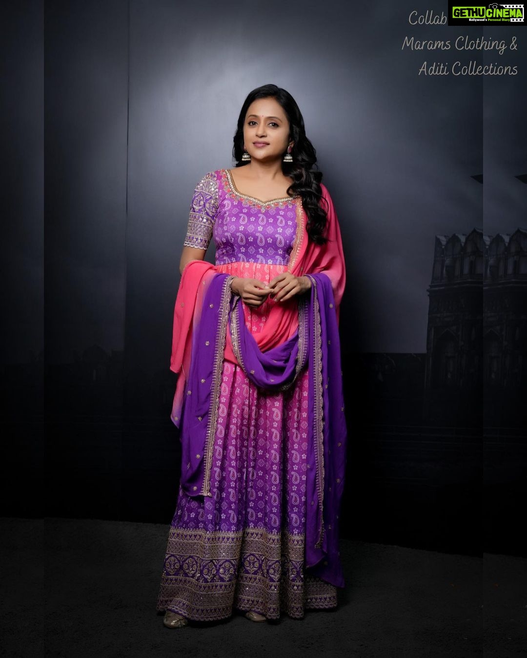 Suma Kanakala Instagram - ππ Styled by @emraanartistry Collaboration with Outfit @maramsclothing_official Jewellery @aditi_collection Makeup @madhu_derangula Hair @malla_reddy_hairstylist Photography @valmikiramuphotography #sumakanakala #anchorsuma #anchorsumakanakala #suma #saturday