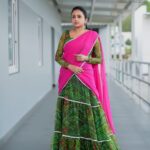 Suma Kanakala Instagram - 💖 Styled by @emraanartistry Collaboration with Outfit @pari.designers_ Jewellery @aditi_collection Makeup @madhu_derangula Hair @malla_reddy_hairstylist Photography @valmikiramuphotography #suma #sumakanakala #anchorsumakanakala #anchorsuma #sumaadda #friyay