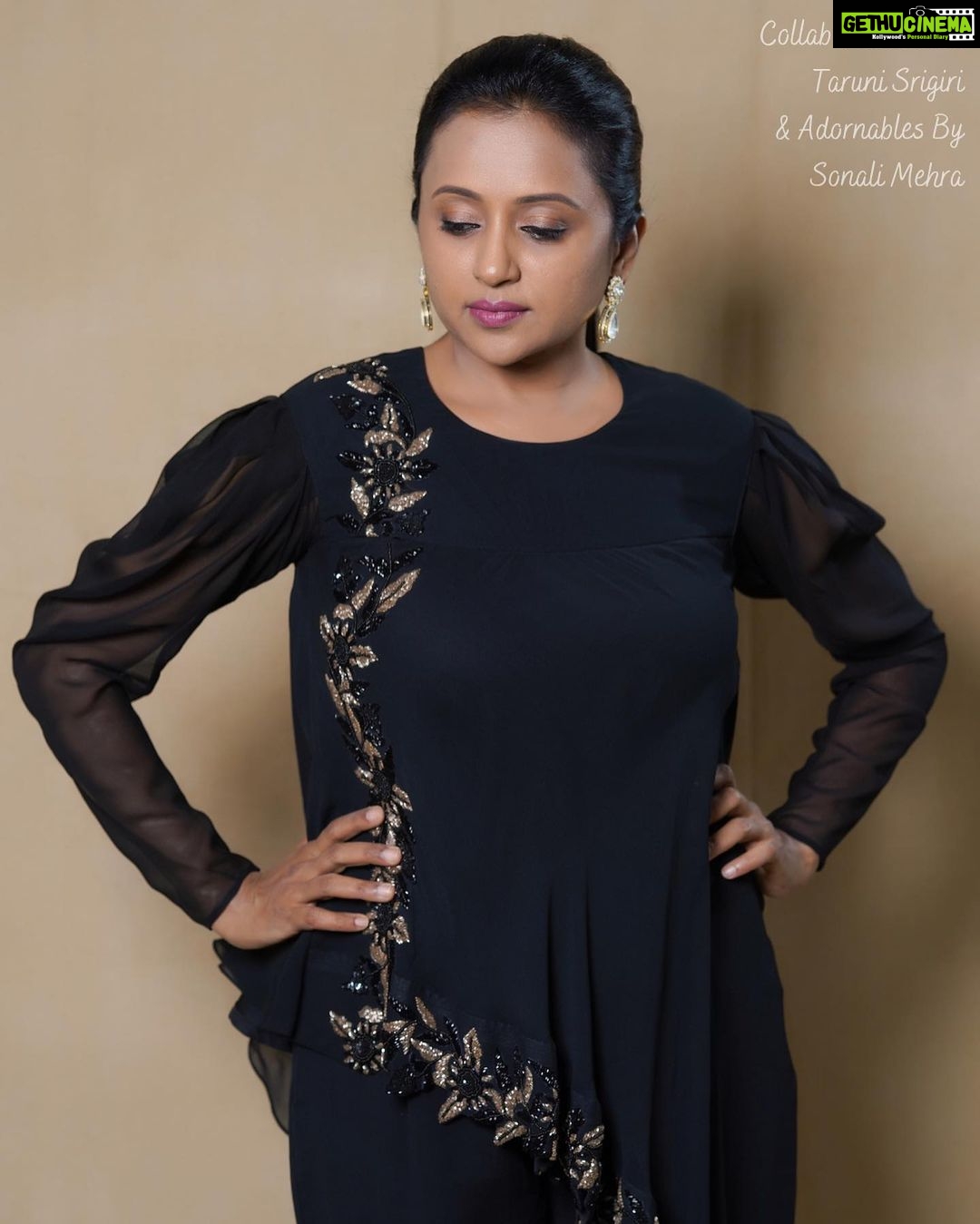 Suma Kanakala Instagram - π€ Styled by @officialanahita Collaboration with Outfit @bytarunisrigiri Jewellery @adornablesbysonalimehra Hair @malla_reddy_hairstylist Photography @valmikiramuphotography #sumakanakala #suma #anchorsuma #anchorsumakanakala