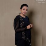 Suma Kanakala Instagram - 🖤 Styled by @officialanahita Collaboration with Outfit @bytarunisrigiri Jewellery @adornablesbysonalimehra Hair @malla_reddy_hairstylist Photography @valmikiramuphotography #sumakanakala #suma #anchorsuma #anchorsumakanakala