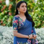 Suma Kanakala Instagram - 💙 Styled by @officialanahita Collaboration with Outfit @issadesignerstudio Makeup @madhu_derangula Hair @malla_reddy_hairstylist Photography @valmikiramuphotography #sumakanakala #suma #anchorsumakanakala #anchorsuma #sumaadda