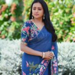 Suma Kanakala Instagram - 💙 Styled by @officialanahita Collaboration with Outfit @issadesignerstudio Makeup @madhu_derangula Hair @malla_reddy_hairstylist Photography @valmikiramuphotography #sumakanakala #suma #anchorsumakanakala #anchorsuma #sumaadda