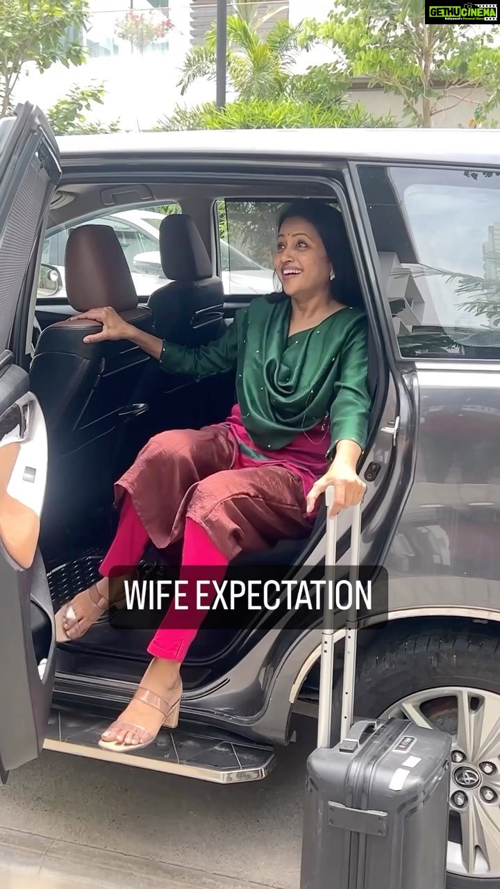 Suma Kanakala Instagram - Wife Expectations Vs Husband Reactions 😕 #sumakanakala #suma #anchorsuma #anchorsumakanakala #sumarajeevkanakala #sumarajeev #wifeandhusband #funnyreels