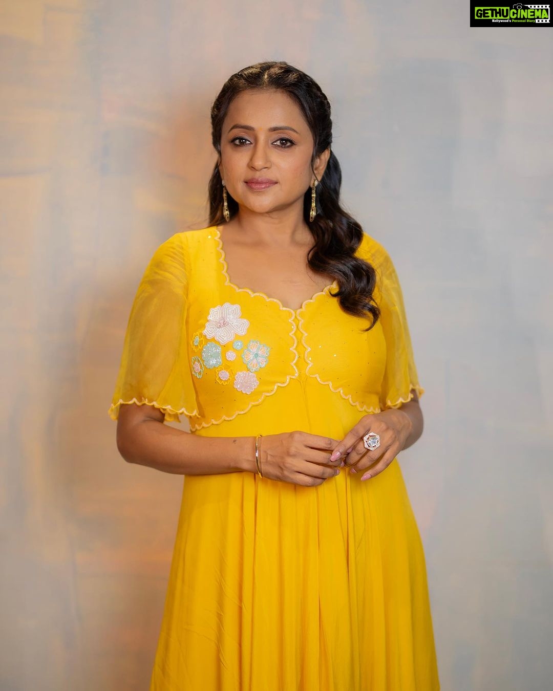 Suma Kanakala Instagram - Be the sunshine ☀️ Styled by @stylebyannapurna Collaboration with Outfit @prashantikumarlabel Jewellery @shopriyaaofficial Makeup & Nails @emraanartistry Hair @chinnisrinu_stylist Photography @they_call_me_keshu #sumakanakala #suma #anchorsuma #anchorsumakanakala #tuesday #tuesdaymotivation