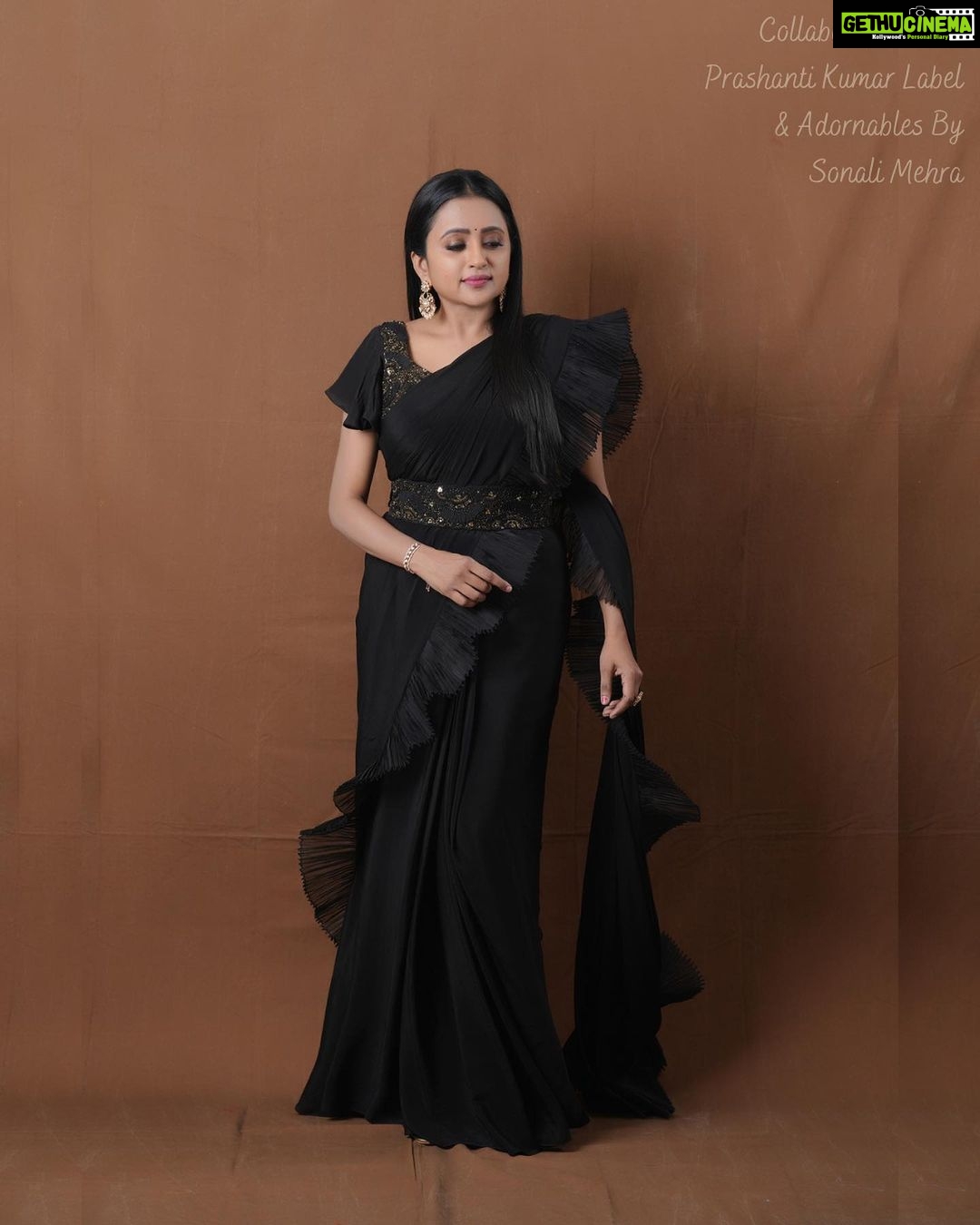 Suma Kanakala Instagram - 🖤 Styled by @officialanahita Style team @pranathivarma.k Collaboration with Outfit @prashantikumarlabel Jewellery @adornablesbysonalimehra Makeup @madhu_derangula Hair @chinnisrinu_stylist Photography @valmikiramuphotography #sumakanakala #anchorsuma #suma #anchorsumakanakala #sumaadda #wednesday
