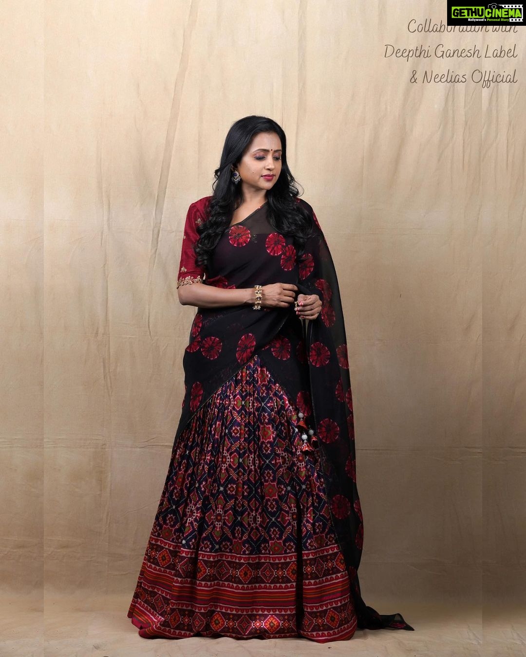 Suma Kanakala Instagram - π€ Styled by @shravyavarma Assisted by @ushacherukuri_ Collaboration with Outfit @deepthiganeshlabel Jewellery @neelias_official Makeup @madhu_derangula Hair @chinnisrinu_stylist Photography @valmikiramuphotography #sumakanakala #suma #anchorsuma #anchorsumakanakala #sumaadda