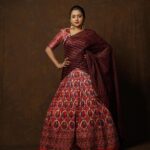 Suma Kanakala Instagram - 💃 Styled by @shravyavarma Assisted by @ushacherukuri_ Collaboration with Outfit & Jewellery @deepthiganeshlabel Makeup @madhu_derangula Hair @shivaji_makeup_studios Photography @_anupphotography Edit @srikanth_44 #sumakanakala #suma #anchorsuma #anchorsumakanakala #sumaadda #throwback #saturday