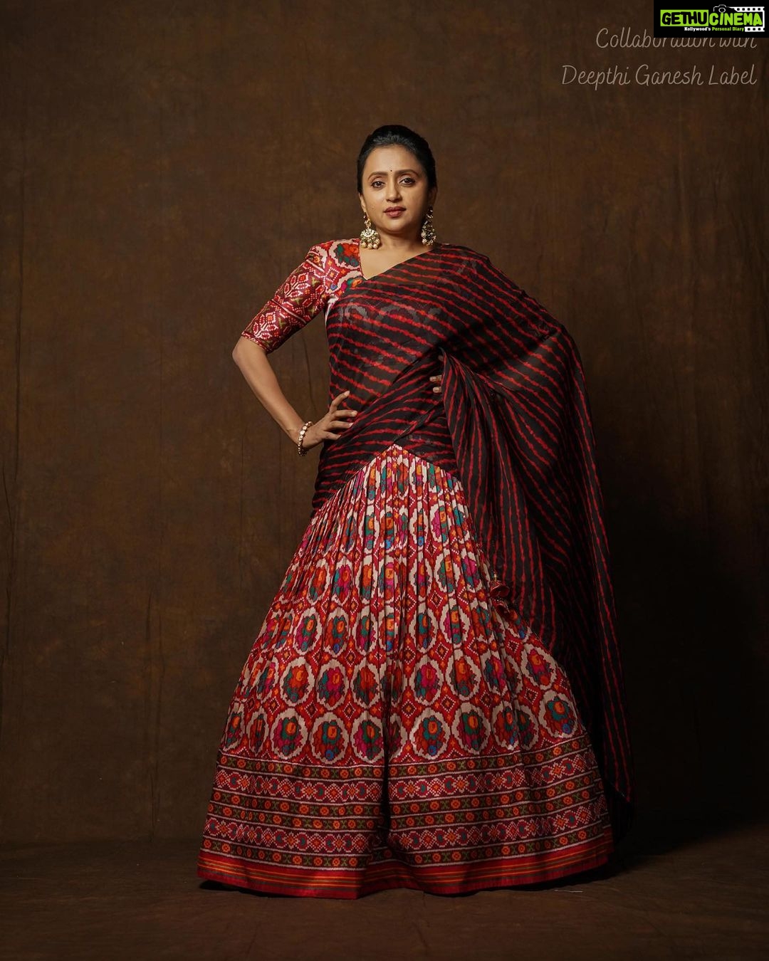 Suma Kanakala Instagram - π Styled by @shravyavarma Assisted by @ushacherukuri_ Collaboration with Outfit & Jewellery @deepthiganeshlabel Makeup @madhu_derangula Hair @shivaji_makeup_studios Photography @_anupphotography Edit @srikanth_44 #sumakanakala #suma #anchorsuma #anchorsumakanakala #sumaadda #throwback #saturday