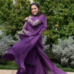 Suma Kanakala Instagram - 💜 Styled by @officialanahita Collaboration with Outfit @issadesignerstudio Jewellery @adornablesbysonalimehra Makeup @madhu_derangula Hair @chinnisrinu_stylist Photography & Edit @valmikiramuphotography #sumakanakala #anchorsuma #suma #anchorsumakanakala #sumaadda #friyay