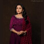 Suma Kanakala Instagram - 💖 Styled by @shravyavarma Assisted by @ushacherukuri_ Collaboration with Outfit @diva_designer_studio_ Jewellery @deepthiganeshlabel Makeup @madhu_derangula Hair @malla_reddy_hairstylist Photography @_anupphotography Edit @srikanth_44 #sumakanakala #suma #anchorsuma #anchorsumakanakala #throwback #wednesday