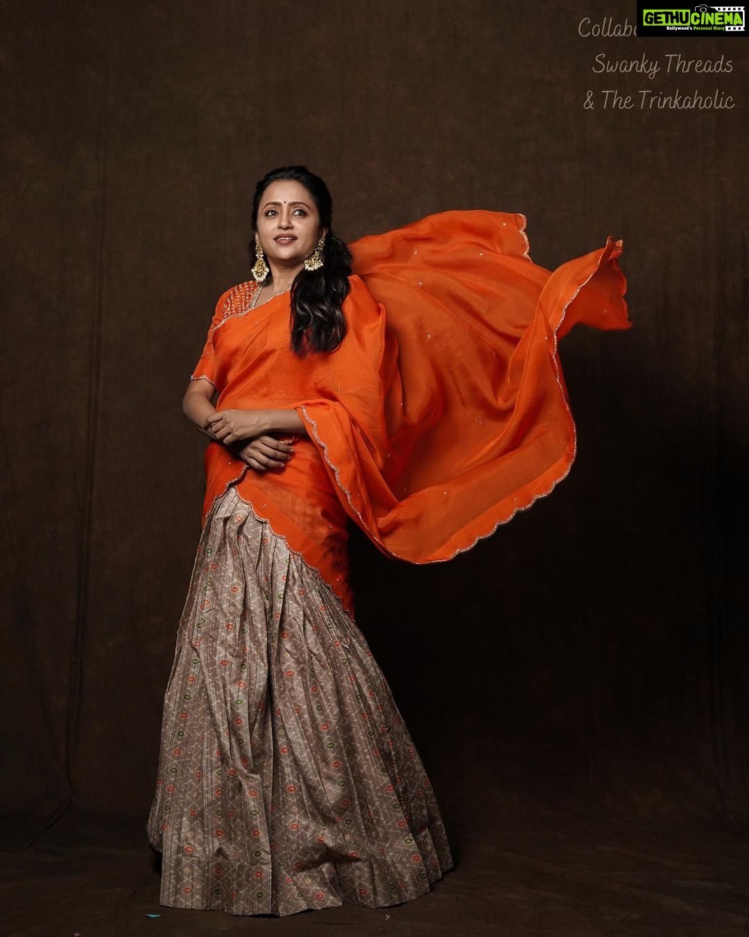 Suma Kanakala Instagram - 🧡 Styled by @shravyavarma Assisted by @ushacherukuri_ Collaboration with Outfit @swanky_threads Jewellery @thetrinkaholic Makeup @madhu_derangula Hair @koduruamarnath Photography @_anupphotography Edit @srikanth_44 #sumakanakala #suma #anchorsuma #anchorsumakanakala #sumaadda #saturday