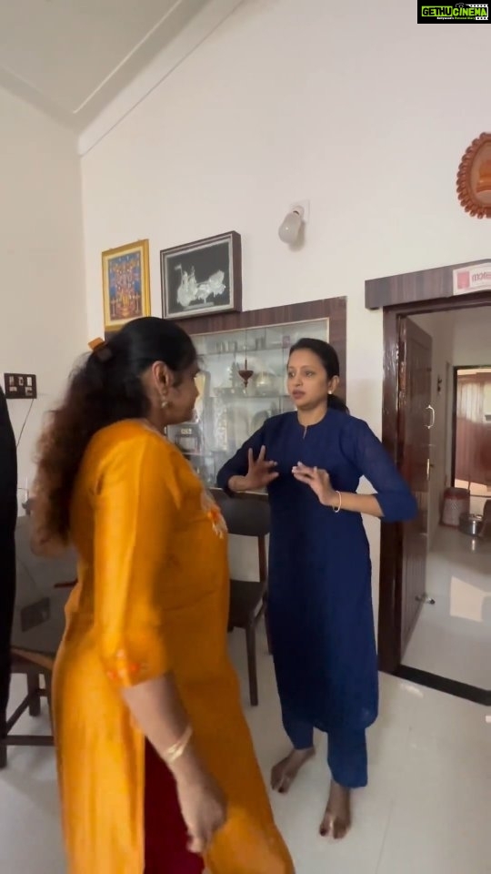 Suma Kanakala Instagram - What just happened here 😂 #family #dance #cousins #funny #dancechallenge #suma #sumakanakala #anchorsuma #anchorsumakanakala #funwithfamily