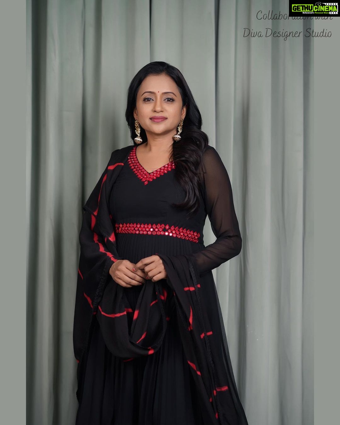 Suma Kanakala Instagram - 🖤 Styled by @officialanahita Collaboration with @diva_designer_studio_ Hair @malla_reddy_hairstylist Photography @valmikiramuphotography #sumakanakala #suma #anchorsuma #anchorsumakanakala #saturday #weekend
