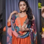 Suma Kanakala Instagram – 🧡

Collaboration with 
Outfit @nakshatradesignstudio 
Jewellery @emmadi_silver_jewellery_hyd 

Makeup @madhu_derangula 
Hair @koduruamarnath 

Photography @creatickcaptures 
Reel Edit @dheerajs_ 

#sumakanakala #suma #anchorsuma #sunday #sundayfunday #sundaying #anchorsumakanakala