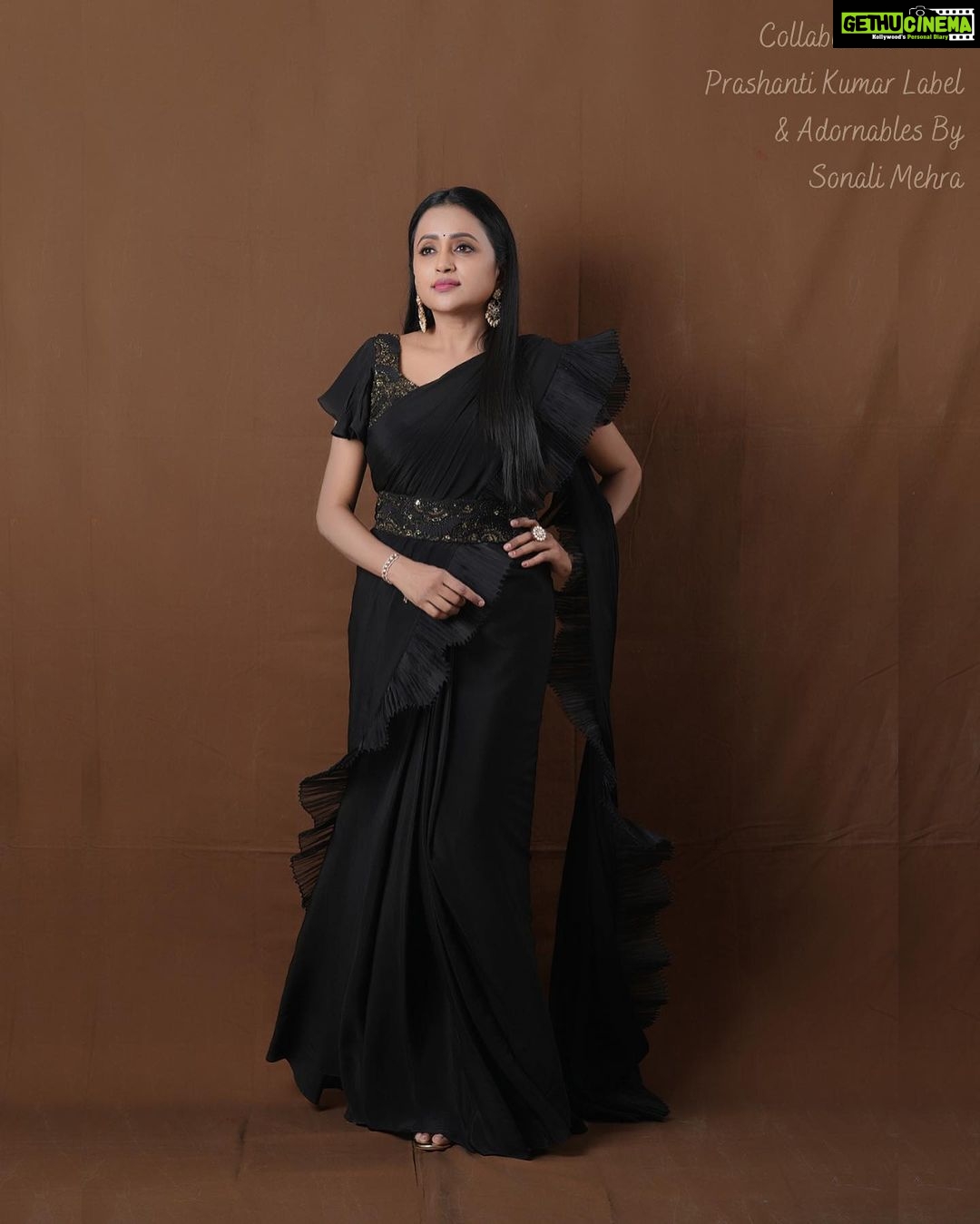 Suma Kanakala Instagram - 🖤 Styled by @officialanahita Style team @pranathivarma.k Collaboration with Outfit @prashantikumarlabel Jewellery @adornablesbysonalimehra Makeup @madhu_derangula Hair @chinnisrinu_stylist Photography @valmikiramuphotography #sumakanakala #anchorsuma #suma #anchorsumakanakala #sumaadda #wednesday