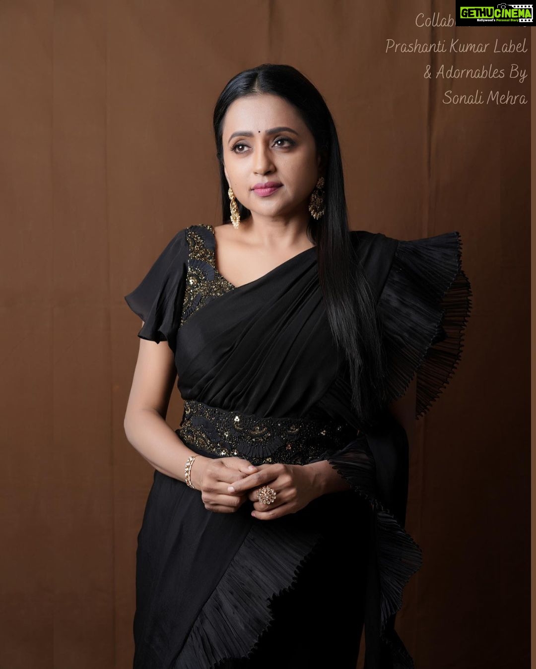 Suma Kanakala Instagram - 🖤 Styled by @officialanahita Style team @pranathivarma.k Collaboration with Outfit @prashantikumarlabel Jewellery @adornablesbysonalimehra Makeup @madhu_derangula Hair @chinnisrinu_stylist Photography @valmikiramuphotography #sumakanakala #anchorsuma #suma #anchorsumakanakala #sumaadda #wednesday
