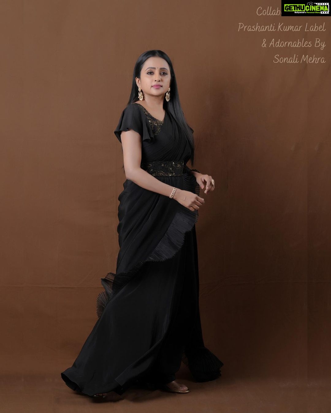 Suma Kanakala Instagram - 🖤 Styled by @officialanahita Style team @pranathivarma.k Collaboration with Outfit @prashantikumarlabel Jewellery @adornablesbysonalimehra Makeup @madhu_derangula Hair @chinnisrinu_stylist Photography @valmikiramuphotography #sumakanakala #anchorsuma #suma #anchorsumakanakala #sumaadda #wednesday