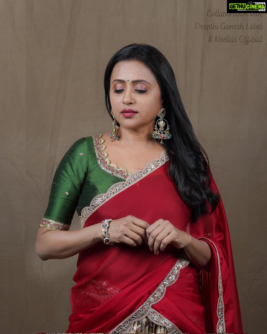 Suma Kanakala Instagram - ❤️ Styled by @shravyavarma Assisted by @ushacherukuri_ Collaboration with Outfit @deepthiganeshlabel Jewellery @neelias_official Makeup @madhu_derangula Hair @chinnisrinu_stylist Photography @valmikiramuphotography #sumakanakala #sima #anchorsuma #anchorsumakanakala #sumaadda