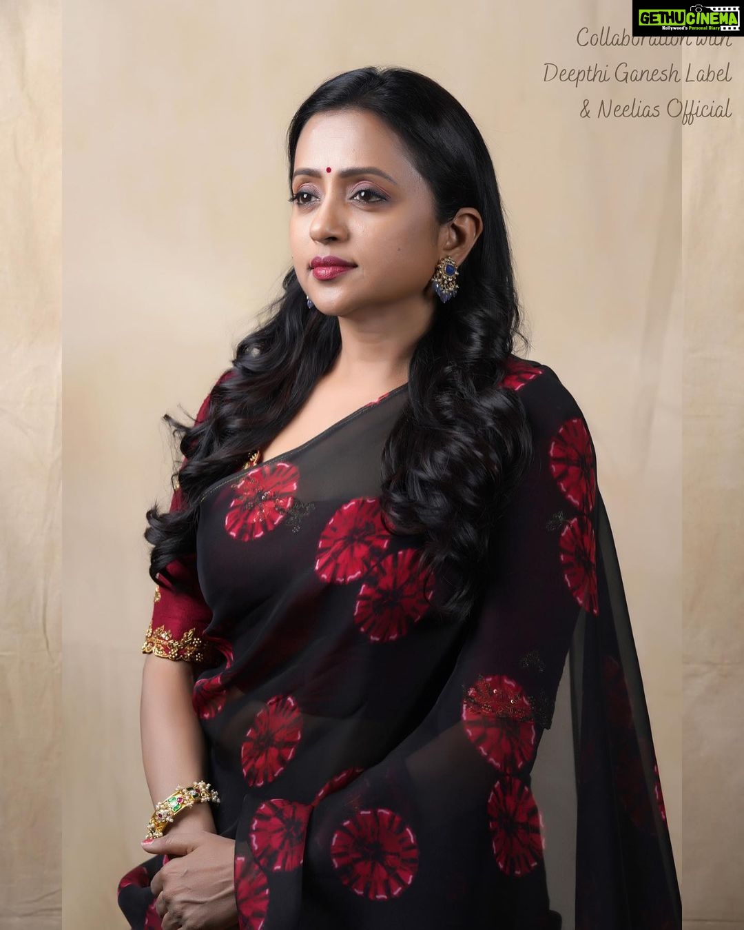 Suma Kanakala Instagram - π€ Styled by @shravyavarma Assisted by @ushacherukuri_ Collaboration with Outfit @deepthiganeshlabel Jewellery @neelias_official Makeup @madhu_derangula Hair @chinnisrinu_stylist Photography @valmikiramuphotography #sumakanakala #suma #anchorsuma #anchorsumakanakala #sumaadda