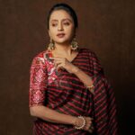 Suma Kanakala Instagram - 💃 Styled by @shravyavarma Assisted by @ushacherukuri_ Collaboration with Outfit & Jewellery @deepthiganeshlabel Makeup @madhu_derangula Hair @shivaji_makeup_studios Photography @_anupphotography Edit @srikanth_44 #sumakanakala #suma #anchorsuma #anchorsumakanakala #sumaadda #throwback #saturday