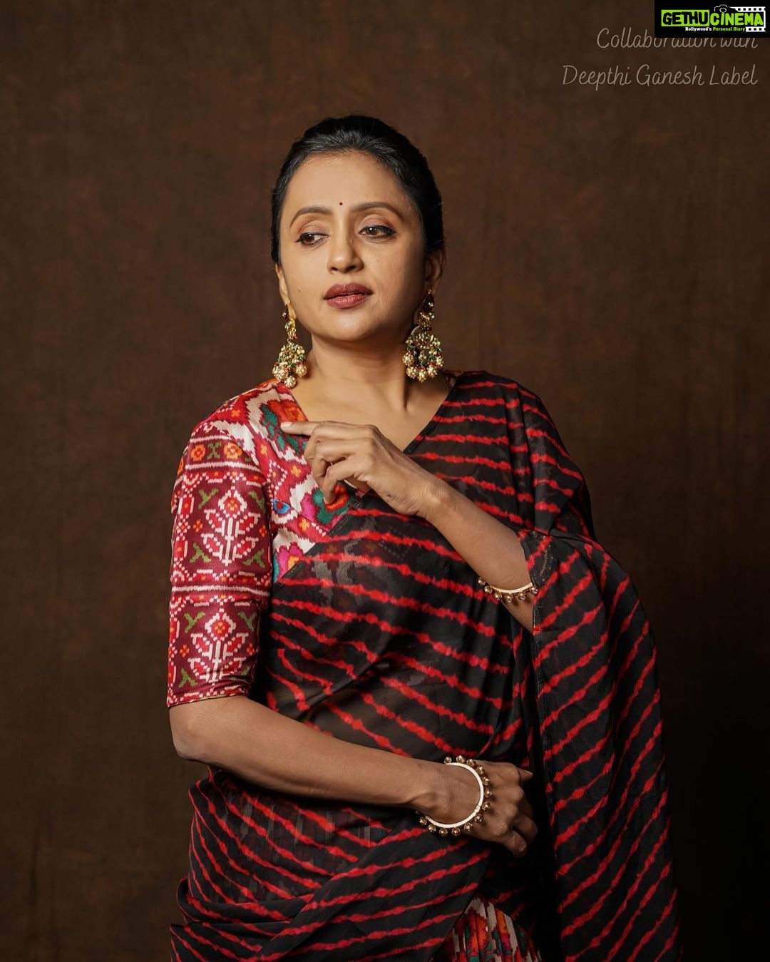Suma Kanakala Instagram - π Styled by @shravyavarma Assisted by @ushacherukuri_ Collaboration with Outfit & Jewellery @deepthiganeshlabel Makeup @madhu_derangula Hair @shivaji_makeup_studios Photography @_anupphotography Edit @srikanth_44 #sumakanakala #suma #anchorsuma #anchorsumakanakala #sumaadda #throwback #saturday