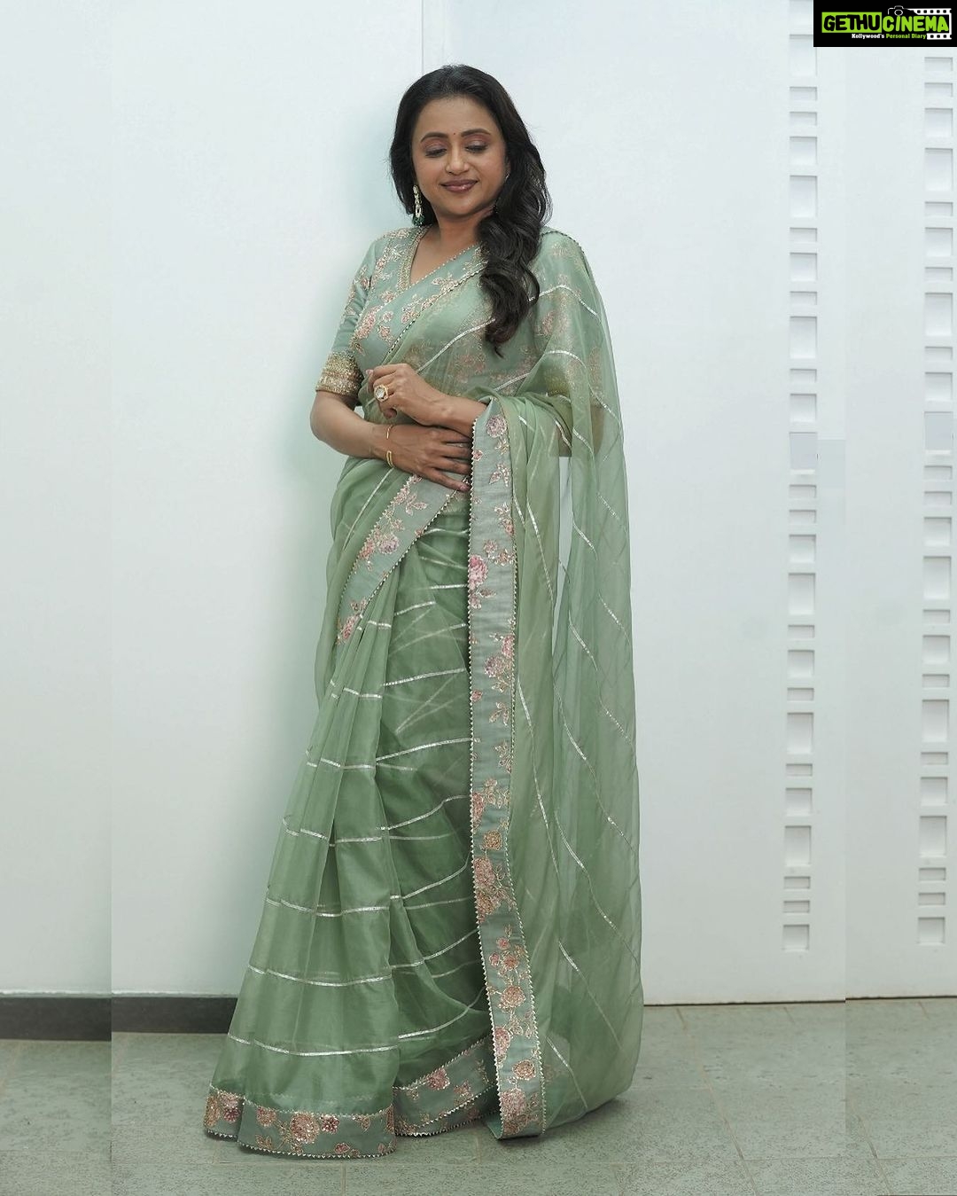 Suma Kanakala Instagram - Wear your confidence š Styled by @stylebyannapurna Collaboration with Outfit @anushareddy.couture Jewellery @shopriyaaofficial Makeup @emraanartistry Hairstyle @chinnisrinu_stylist #sumakanakala #suma #anchorsuma #anchorsumakanakala #saturday