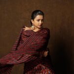 Suma Kanakala Instagram - 💃 Styled by @shravyavarma Assisted by @ushacherukuri_ Collaboration with Outfit & Jewellery @deepthiganeshlabel Makeup @madhu_derangula Hair @shivaji_makeup_studios Photography @_anupphotography Edit @srikanth_44 #sumakanakala #suma #anchorsuma #anchorsumakanakala #sumaadda #throwback #saturday