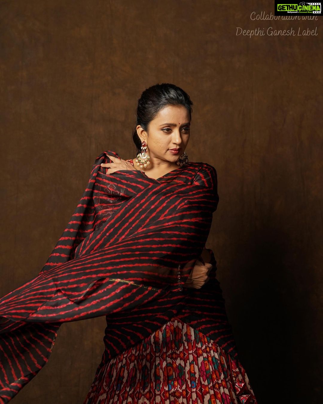 Suma Kanakala Instagram - π Styled by @shravyavarma Assisted by @ushacherukuri_ Collaboration with Outfit & Jewellery @deepthiganeshlabel Makeup @madhu_derangula Hair @shivaji_makeup_studios Photography @_anupphotography Edit @srikanth_44 #sumakanakala #suma #anchorsuma #anchorsumakanakala #sumaadda #throwback #saturday