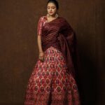 Suma Kanakala Instagram - 💃 Styled by @shravyavarma Assisted by @ushacherukuri_ Collaboration with Outfit & Jewellery @deepthiganeshlabel Makeup @madhu_derangula Hair @shivaji_makeup_studios Photography @_anupphotography Edit @srikanth_44 #sumakanakala #suma #anchorsuma #anchorsumakanakala #sumaadda #throwback #saturday