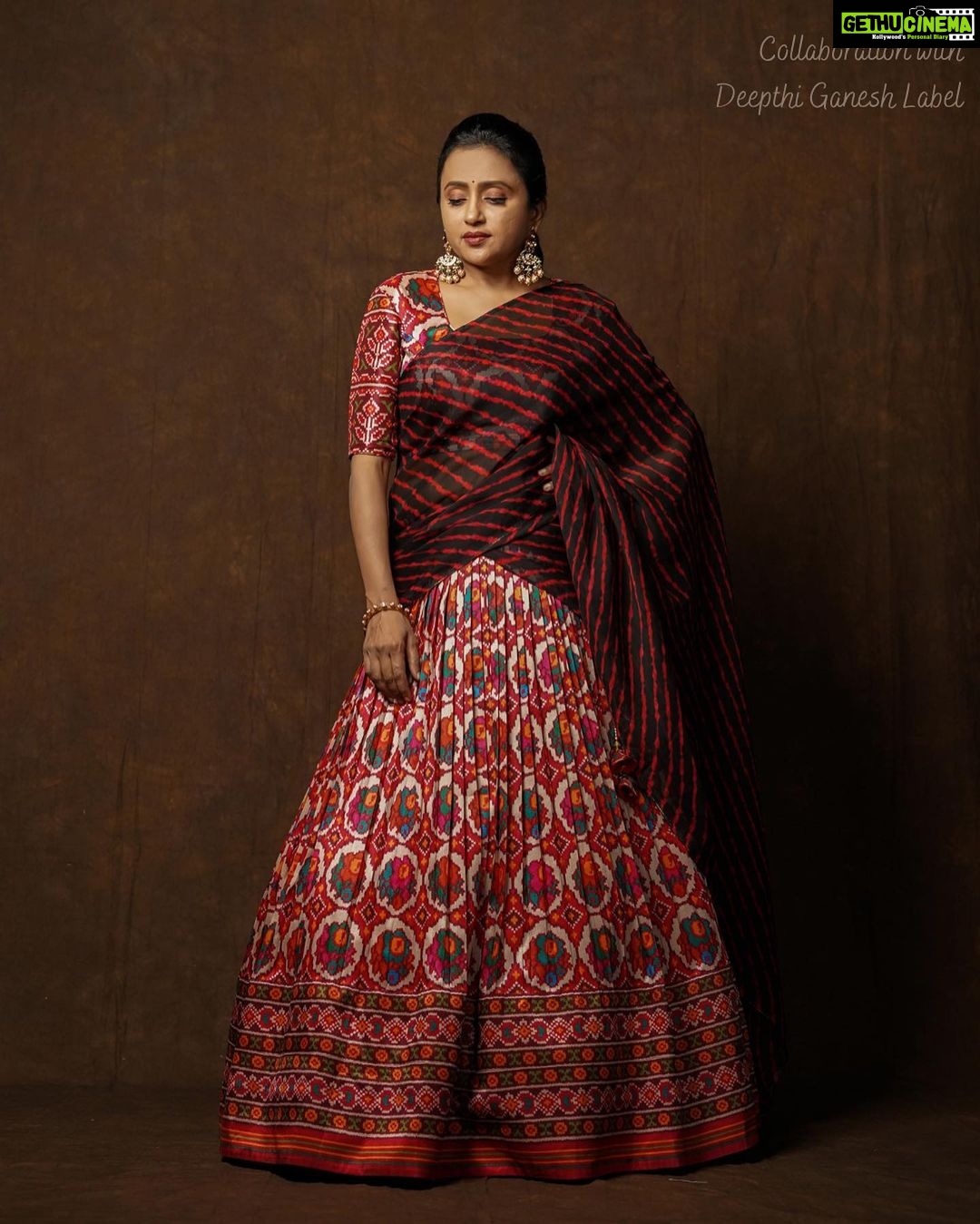 Suma Kanakala Instagram - π Styled by @shravyavarma Assisted by @ushacherukuri_ Collaboration with Outfit & Jewellery @deepthiganeshlabel Makeup @madhu_derangula Hair @shivaji_makeup_studios Photography @_anupphotography Edit @srikanth_44 #sumakanakala #suma #anchorsuma #anchorsumakanakala #sumaadda #throwback #saturday